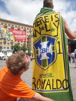 Robin exibe a toalha do amigo Eric com a mensagem "Ronaldo só tem um" em inglês, provocando Cristiano Ronaldo (Foto: Rafael Maranhão / Globoesporte.com)