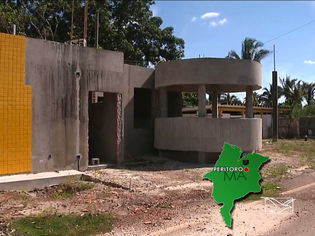 Em Peritoró, empresa responsável começou a obra começou, mas abandonou o serviço pelo caminho (Foto: Reprodução/TV Mirante) Em Peritoró, empresa responsável começou a obra começou, mas abandonou o serviço pelo caminho (Foto: Reprodução/TV Mirante)