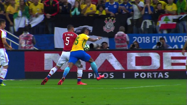 <p>
	Paulinho recebe pelo lado direito, p&otilde;e na frente e &eacute; derrubado por Bruno Valdez! Ele reclama, pede o p&ecirc;nalti, e juiz manda o jogo seguir!</p>
