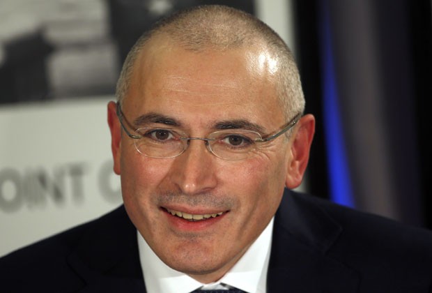 Khodorkovsky participa de entrevista após ser solto (Foto: Michael Sohn/AP)