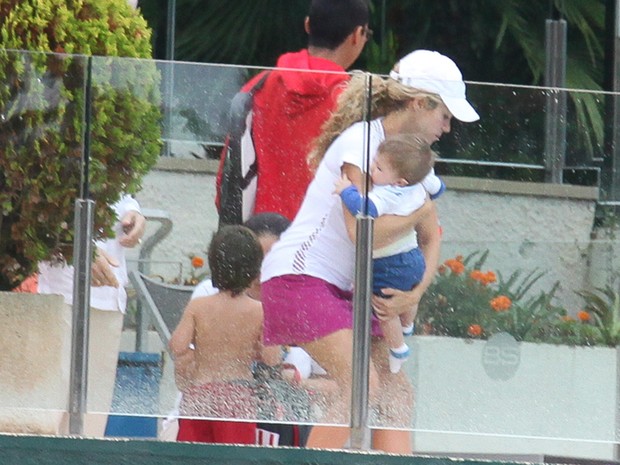 Shakira com os filhos, Milan e Sasha, em Barcelona, na Espanha (Foto: Grosby Group/ Agência)