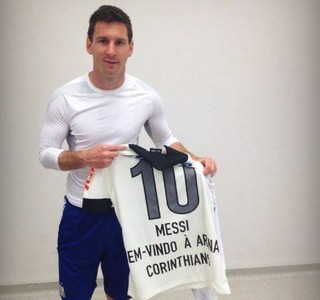 Messi ganha camisa do Corinthians durante treino na arena alvinegra