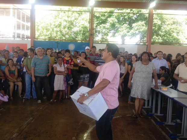 Pais acompanharam sorteio na escola Alexandre Vaz Tavares (Foto: Cassio Albuquerque/G1)