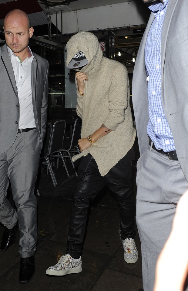 Justin Bieber deixa boate em Londres, na Inglaterra (Foto: Splash News/ Agência)
