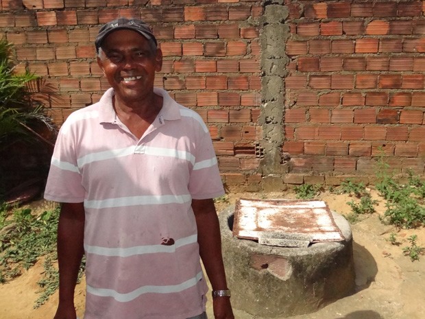 Cacimba de Amaro Ferreira é que tem salvado os vizinhos de ficar totalmente sem água. (Foto: Katherine Coutinho / G1) Cacimba de Amaro Ferreira é que tem salvado os vizinhos de ficar totalmente sem água. (Foto: Katherine Coutinho / G1)