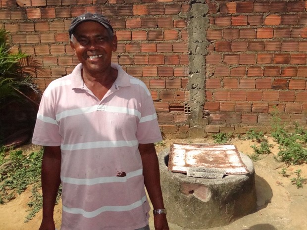 Cacimba de Amaro Ferreira é que tem salvado os vizinhos de ficar totalmente sem água. (Foto: Katherine Coutinho / G1)