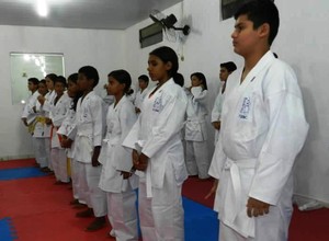 Jovens aprendem técnicas de kata e kumitê  (Foto: Abik/Divulgação)