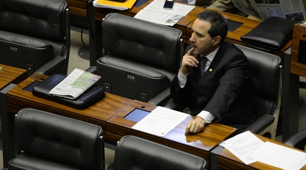Natan Donadon (sem partido-RO) chega ao plenário da Câmara dos Deputados para sessão extraordinária que vai votar o processo de cassação de seu mandato (Foto: Fabio Rodrigues Pozzebom/ABr)