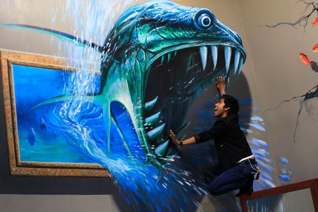 Visitante parecia ser engolido por 'peixe assustador' ao interagir com obra 3D (Foto: Romeo Ranoco/Reuters)