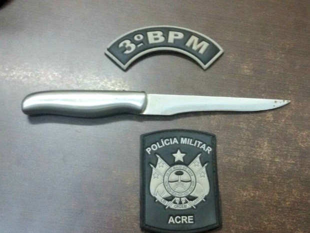 Com o suspeito, a polícia encontrou o canivete usado para ameaçar a vítima (Foto: Arquivo Pessoal)