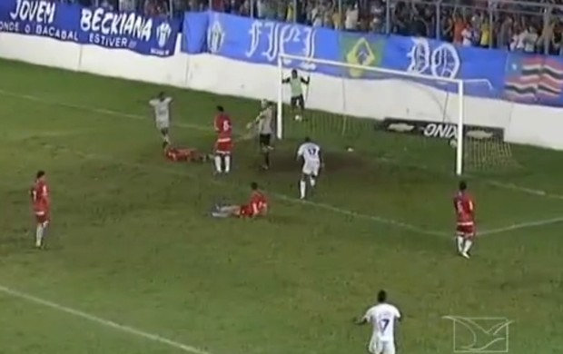 Pedro Gusmão faz gol do Bacabal contra Imperatriz, no Correão, pelo Campeonato Maranhense (Foto: Reprodução/TV Mirante)