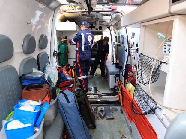 Funcionários adaptam ambulância para que São Luís não fiquem sem UTI móvel (Foto: Diego Chaves/O Estado)