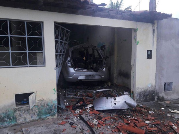 Ataque causou explosão de carro e casa teve telhado danificado (Foto: Bahia10.Com.Br)