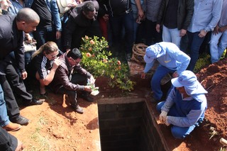 Enterro de Cristiano Araújo (Foto: Ruber Couto / EGO)