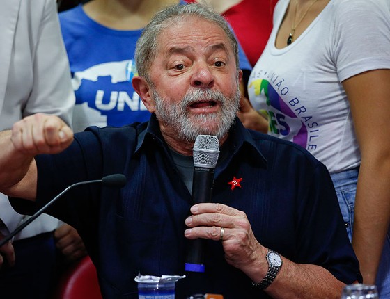 Em coletiva no diretório do PT, no Centro de São Paulo, ex-presidente Lula fala sobre a Operação Aletheia (Foto: AP Photo/Andre Penner)