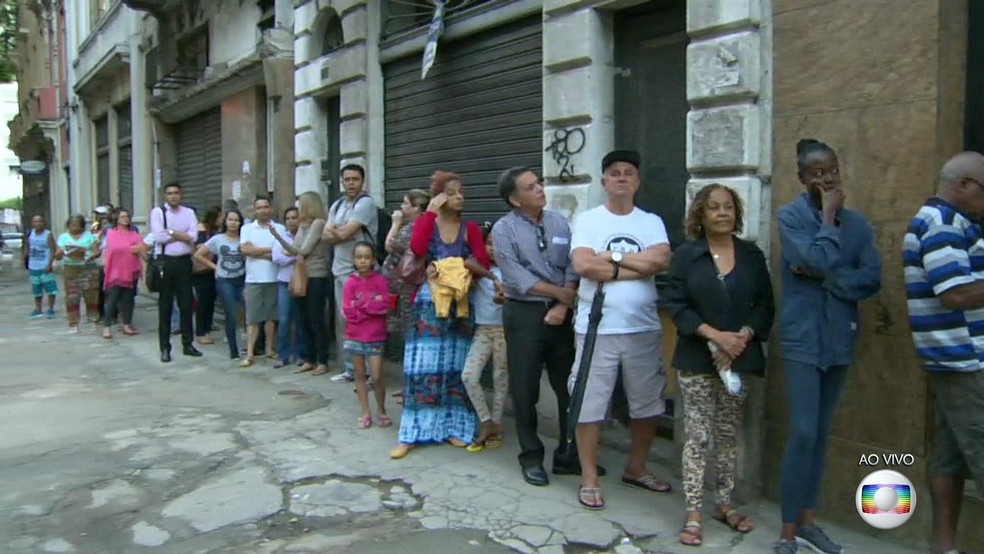 Desde 6h30, fila de pessoas em busca da vacina contra febre amarela se formou em posto no Centro (Foto: Reprodução/ TV Globo)