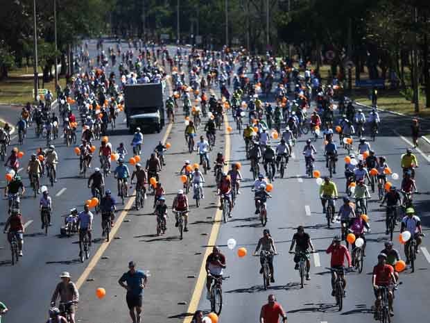 Ciclistas participam de passeio no Eixão, em Brasília, neste domingo (22) (Foto: Roberto Castro/GDF )