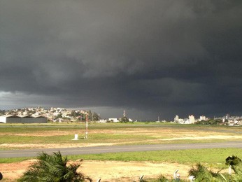 Céu visto do Aeroporto do Carlos Prates, no final da tarde desta segunda-feira (10). (Foto: Leandro Carvalho/Arquivo Pessoal)