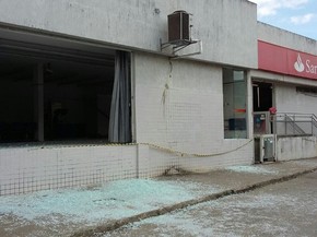 Santander de Ribeirão também ficou destruído após ação dos bandidos (Foto: Danilo César/TV Globo)