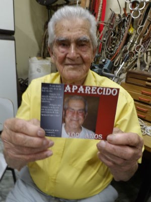 Aparecido Pereira mostra seu convite de aniversário de 100 anos (Foto: Ana Carolina Levorato/G1)