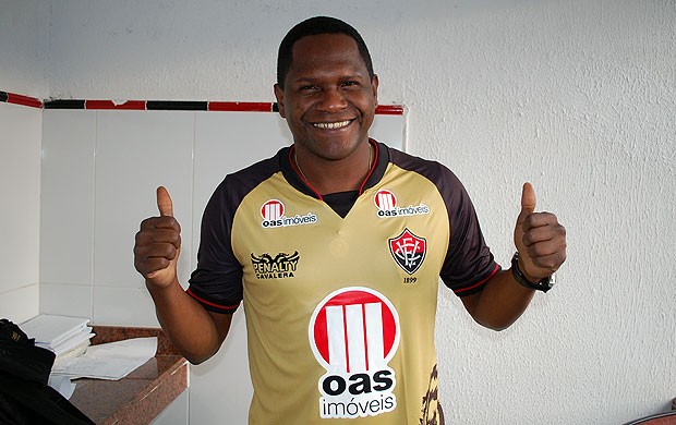 tatau, vocalista do araketu, veste camisa nova do vitoria (Foto: Raphael Carneiro/Globoesporte.com) tatau, vocalista do araketu, veste camisa nova do vitoria (Foto: Raphael Carneiro/Globoesporte.com)