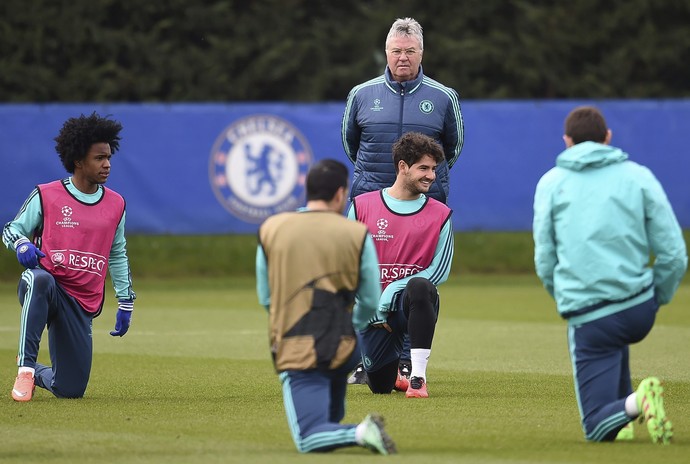 Guus Hiddink e Pato treino Chelsea (Foto: EFE/Andy Rain)