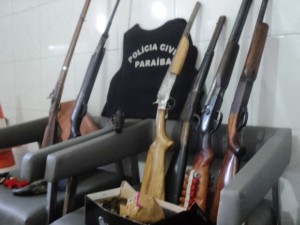 Polícia investiga a quem as armas pertencem e para que estavam sendo usadas (Foto: Divulgação/Polícia Civil) Polícia investiga a quem as armas pertencem e para que estavam sendo usadas (Foto: Divulgação/Polícia Civil)
