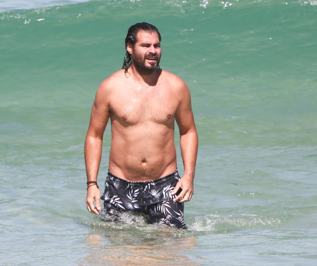 Thiago Lacerda na Praia da Barra da Tijuca (Foto: AgNews)