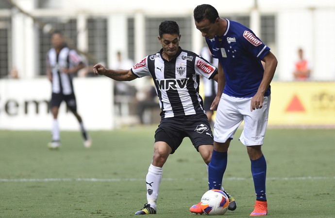 Josué e Leandro Damião em disputa de bola no clássico (Foto: Douglas Magno)