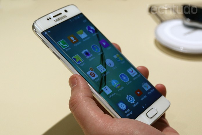 Detalhe da tela lateral do Galaxy S6 Edge (Foto: Isadora Díaz/ TechTudo)