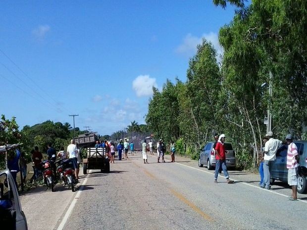 G1 Moradores do Abaís fecham rodovia de acesso às praias do litoral