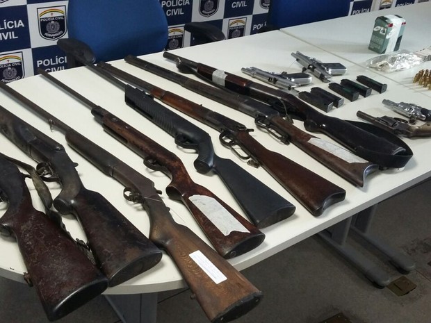 Armas apreedndidas na casa do prefeito de Catende (Foto: Artur Ferraz/ G1 PE)