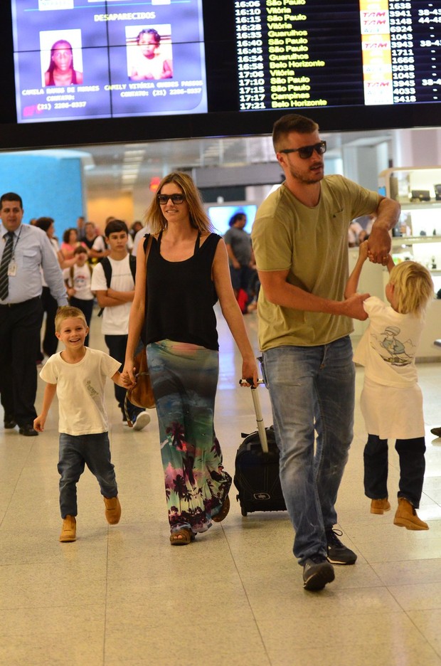 Fernanda Lima e Rodrigo Hilbert no aeroporto (Foto: FotoRioNews / William Oda)