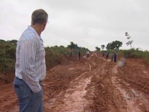 Atoleiros na MT-471, região de Rondonópolis, prejudicam passagem de veículos. (Foto: Reprodução/TVCA)