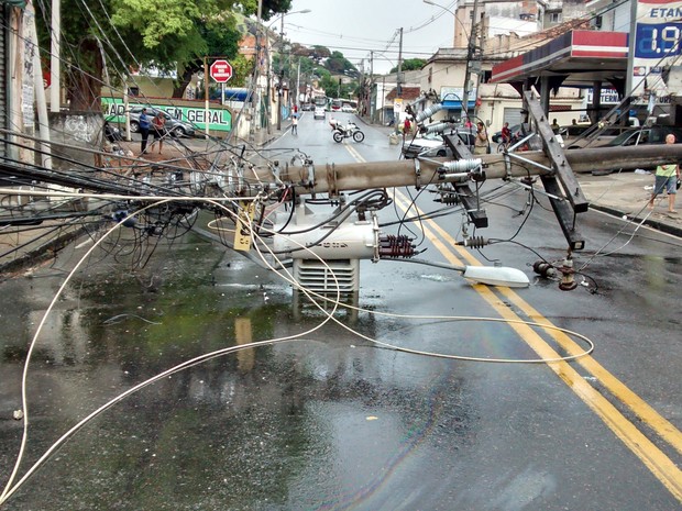 Poste derrubado por caminhão interdita a Rua Clarimundo de Melo, em Piedade (Foto: André Manoel / Divulgação Light )