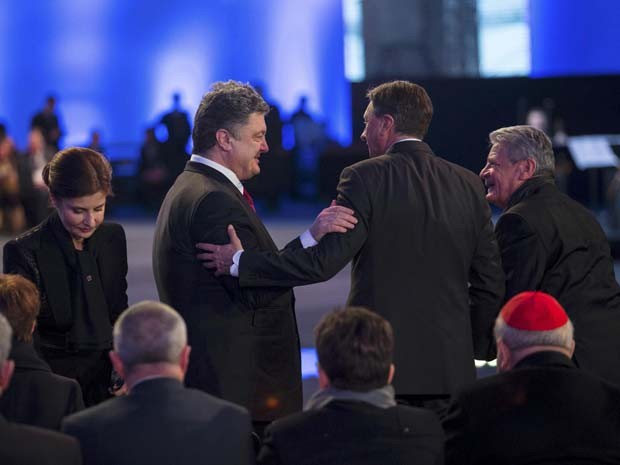 O presidente ucraniano Petro Poroshenko cumprimenta os presidentes da Eslovênia,  Borut Pahor, e da Alemanha,  Joachim Gauck, durante a cerimônia em Auschwitz, na Polônia (Foto: REUTERS/Michal Lepecki/Agencja Gazeta)