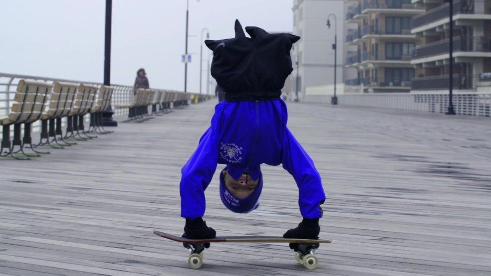 Rodriguez passou a orientar Isaiah e agora ele está progredindo no esporte (Foto: BBC)