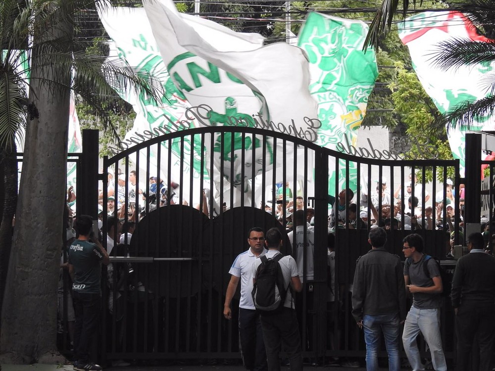  Torcedores marcam presença em treino do Palmeiras e conversam com jogadores