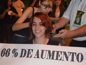 Até mulheres participaram de corte de cabelo Piracicaba (Foto: Thomaz Fernandes/G1)