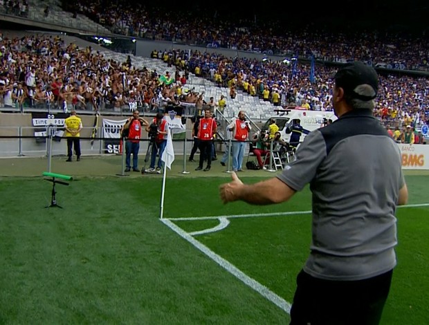 Levir chaama atença da torcida atleticana que estava atirando bombas no campo (Foto: Reprodução/TV Globo Minas)