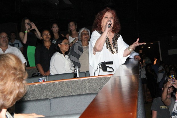 Beth Carvalho canta com Zeca Pagodinho da plateia (Foto: Adna Barbosa/Fotorionews Entrada  x)