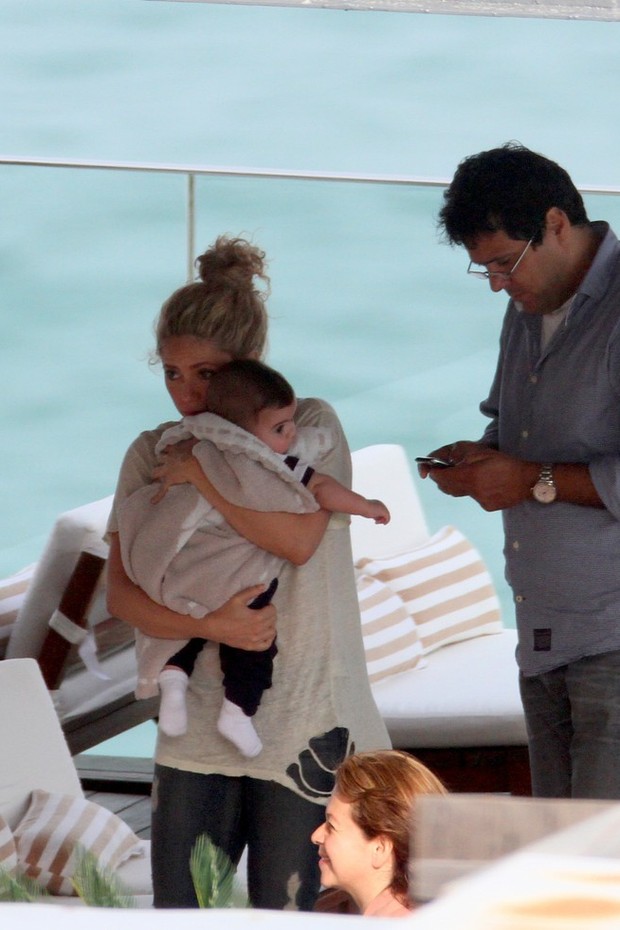 Shakira com o filho na piscina do hotel (Foto: Wallace Barbosa / AgNews)