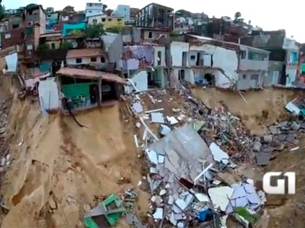 Imagens feitas com o drone mostram a detruição que as chuvas causaram em Mãe Luíza (Foto: Gabriel Azevedo/Drone Mídia )