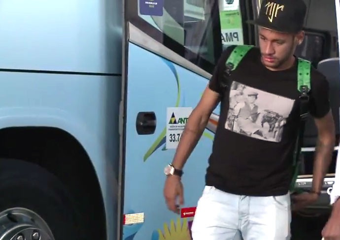 Frame Neymar Machucado chegada Brasil (Foto: Reprodução)