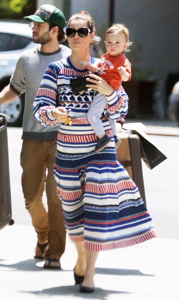 Justin Timberlake e sua esposa Jéssica Biel passeam com o filho do