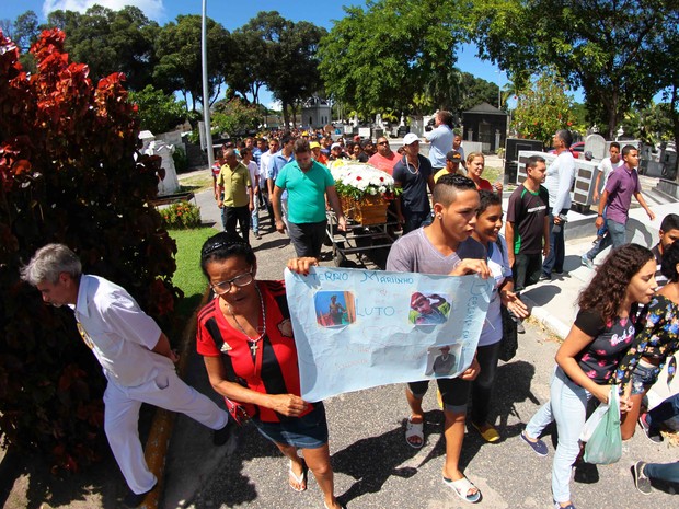 Família e amigos compareceram ao enterro do jovem, morto na última segunda (25) no bairro do Ibura (Foto: Marlon Costa/Pernambuco Press)