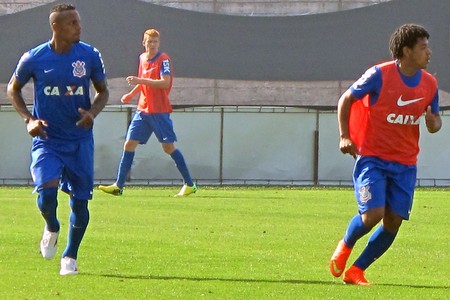 Em treino no CT, Mano testa Luciano e Romero na vaga de Romarinho