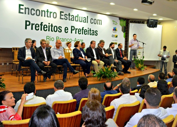Prefeito de Rio Branco em encontro com ministra (Foto: Veriana Ribeiro/G1)
