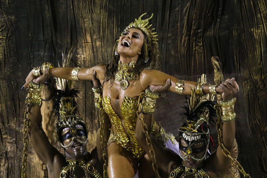 Juliana Paes enfrentou a chuva e foi destaque na comissão de frente da Viradouro 