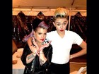 Kelly Osbourne posa com sutiã de Miley Cyrus na cabeça